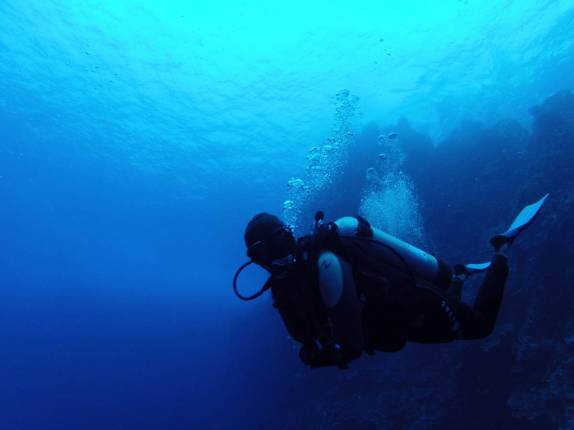 Uma das águas mais limpas e claras de todo o continente, na Ilha da Páscoa, território chileno no meio do Oceano Pacífico